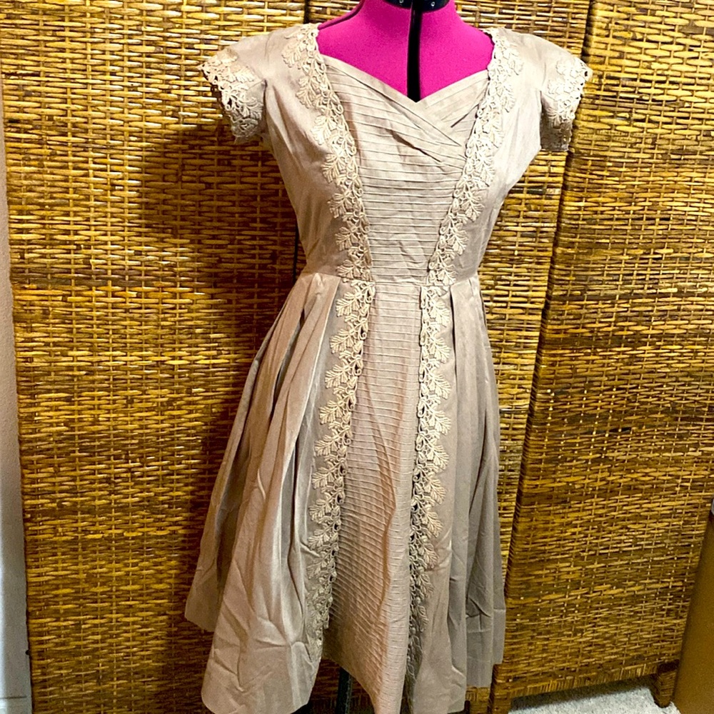 vintage CARLYE 1950s tan appliquéd lace pleated dress 6? 8? S M see measurements